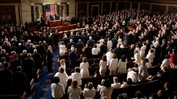 Mujeres demócratas se visten de blanco para el primer discurso de Trump en el Congreso