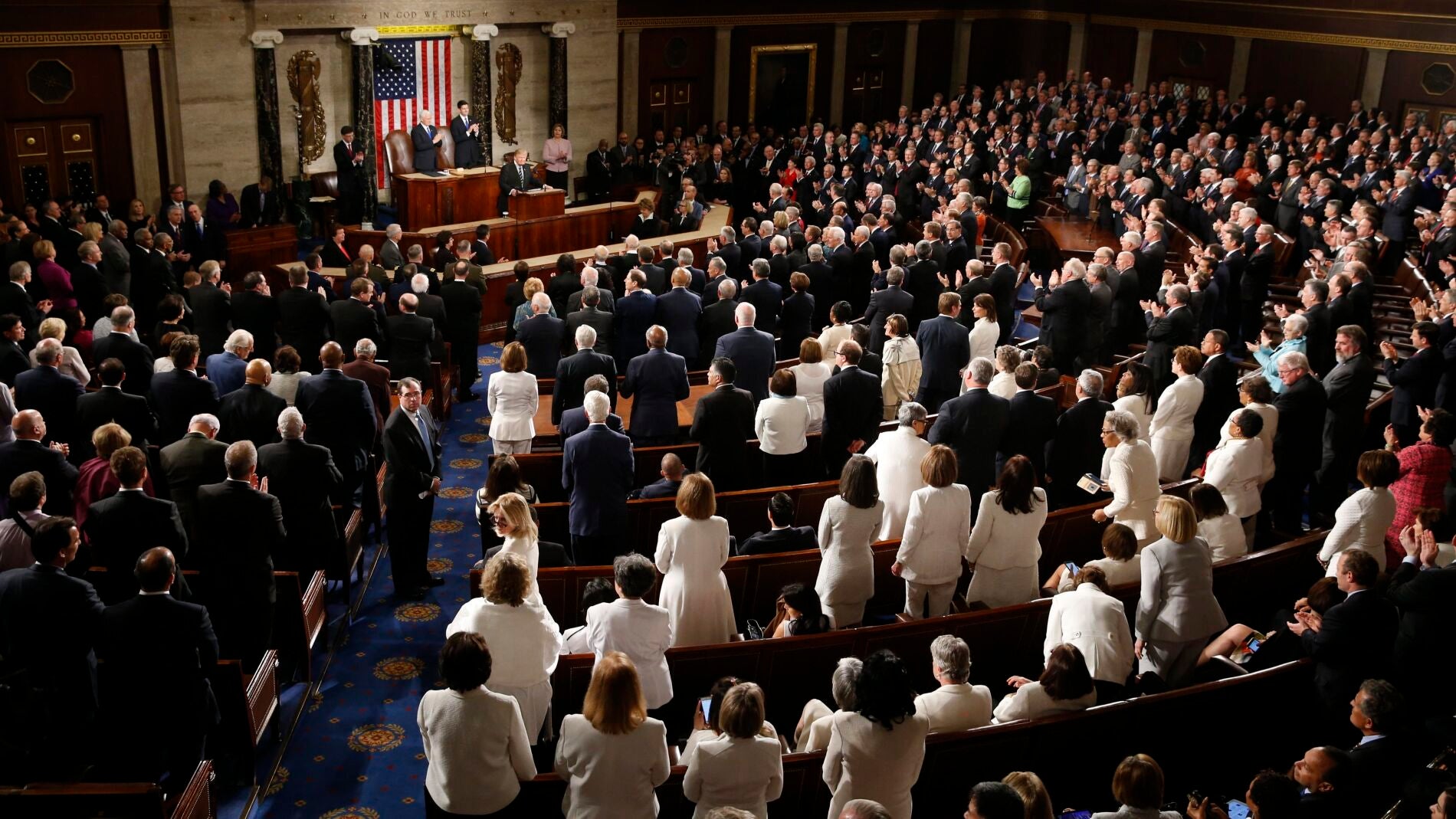 Mujeres dem&oacute;cratas se visten de blanco para el primer discurso de Trump en el Congreso