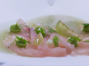 Sashimi de pez limón con uva y manzana