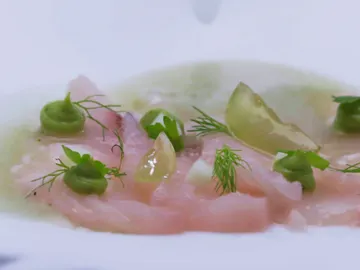 Sashimi de pez limón con uva y manzana Sashimi de pez limón con uva y manzana