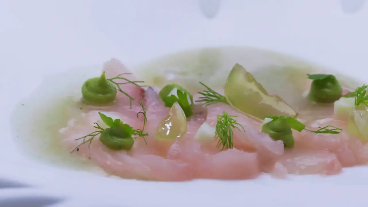 Sashimi de pez limón con uva y manzana
