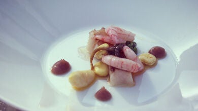 Jugo esencial de raíz de apio y haba tonka con tocino ibérico, quisquillas, dátiles, ijada de atún y butifarra blanca