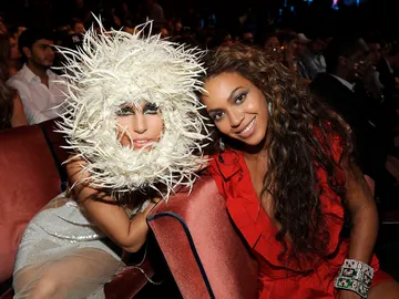 Lady Gaga y Beyoncé Lady Gaga y Beyoncé