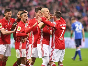 Los jugadores del Bayern celebran un gol ante el Schalke Los jugadores del Bayern celebran un gol ante el Schalke