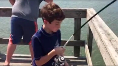 Un cocodrilo sorprende a un niño cuando creía que al fin había pescado