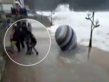Frame 12.98389 de: El temporal cede aunque 5 comunidades siguen en alerta por olas de más de 5 metros