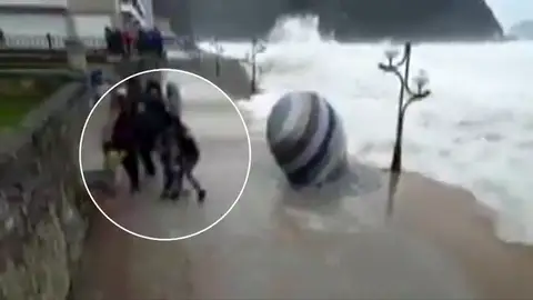 Frame 12.98389 de: El temporal cede aunque 5 comunidades siguen en alerta por olas de más de 5 metros Frame 12.98389 de: El temporal cede aunque 5 comunidades siguen en alerta por olas de más de 5 metros