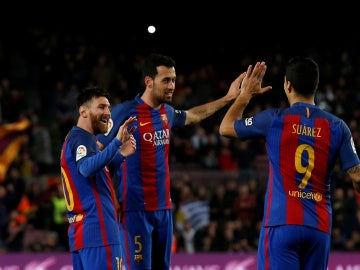 Messi, Busquets y Luis Suárez celebran un gol ante el Sporting