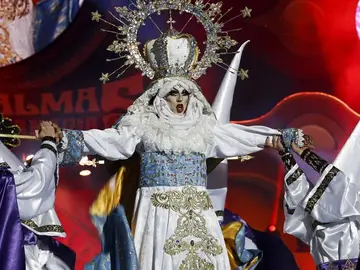 'Drag Sethlas', con la fantasía '¡Mi cielo yo no hago milagros. Que sea lo que Dios quiera'. 'Drag Sethlas', con la fantasía '¡Mi cielo yo no hago milagros. Que sea lo que Dios quiera'.