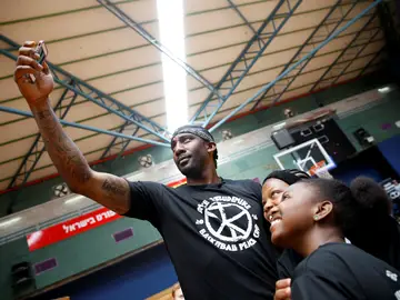 Stoudemire se hace unas fotos con unos niños Stoudemire se hace unas fotos con unos niños