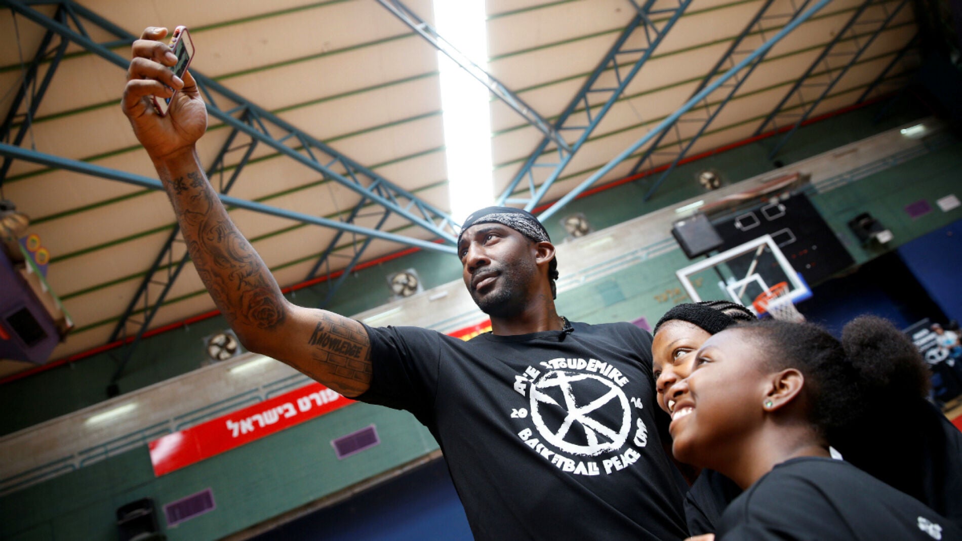 Stoudemire se hace unas fotos con unos ni&ntilde;os