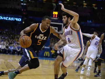 Álex Abrines defiende en el partido ante los Jazz Álex Abrines defiende en el partido ante los Jazz