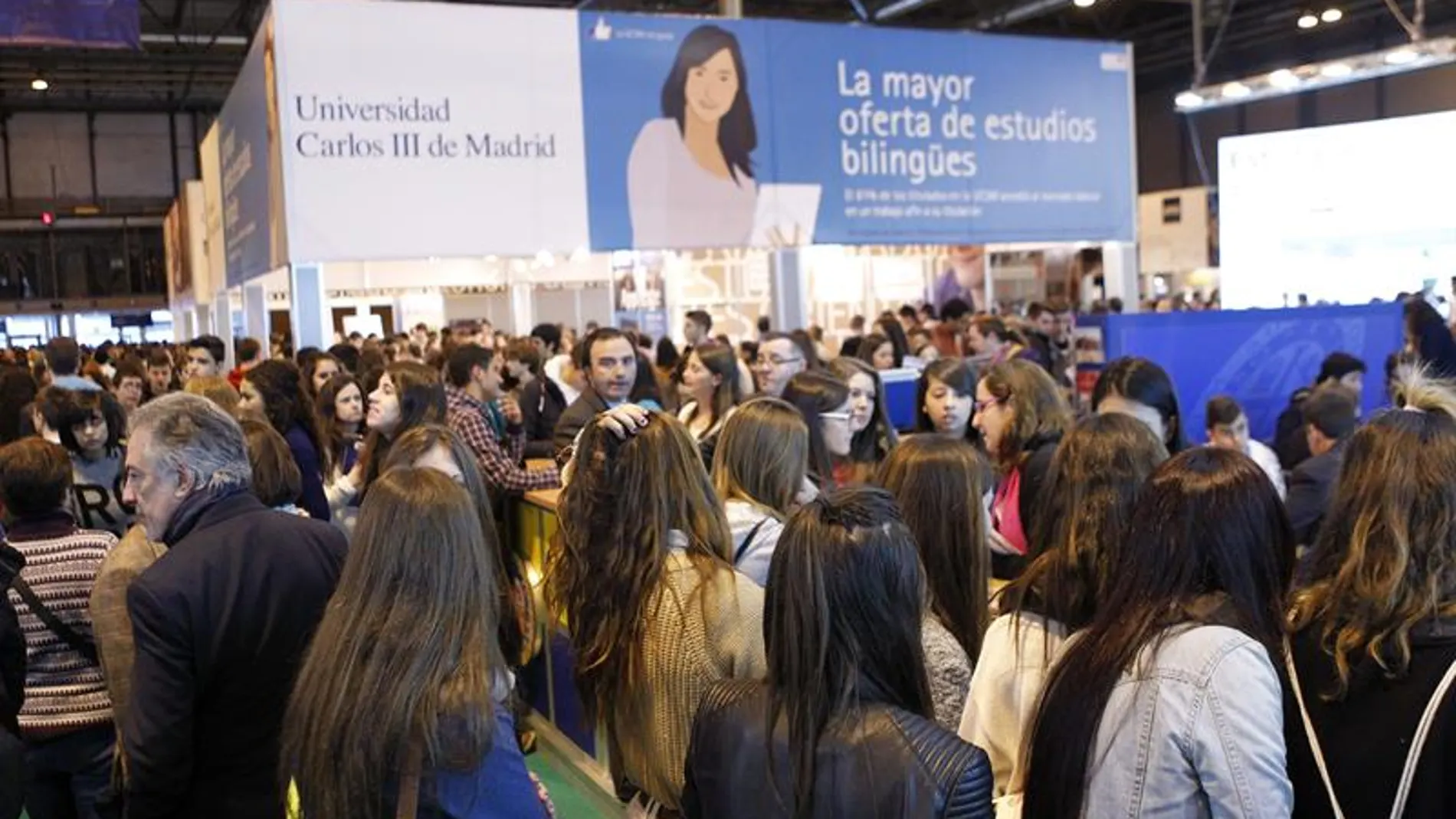 Estudiantes en la feria educativa AULA Estudiantes en la feria educativa AULA