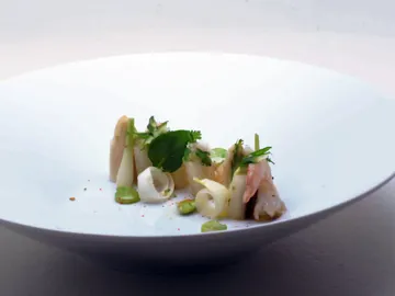 Gambas, espárragos y jugo marino con turrón y chufa Gambas, espárragos y jugo marino con turrón y chufa