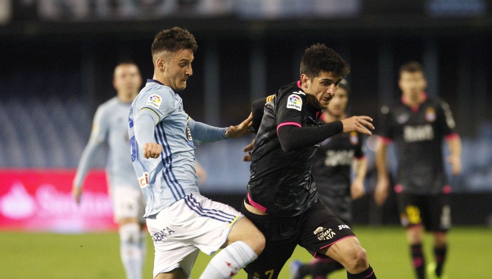 Radoja lucha el balón con Gerard Moreno