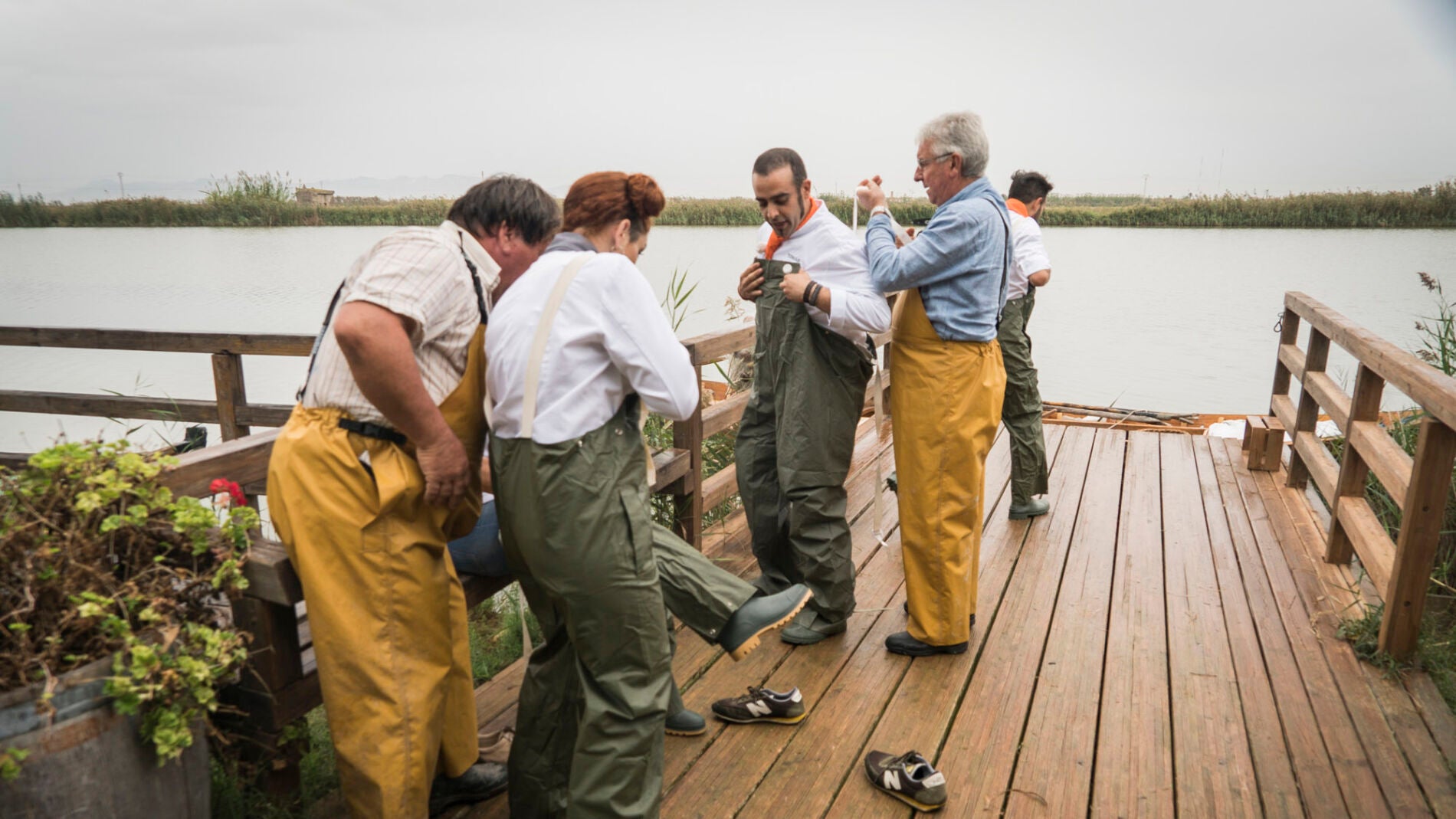 De cocineros a barqueros en la Albufera de Valencia en busca del ingrediente principal