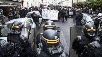 Detienen a 26 personas en París en una nueva jornada de protestas después de que un agente violara a un joven con la porra