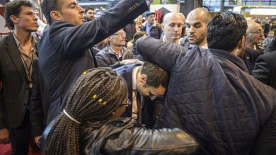 Tiran un huevo a Macron durante el Salón de la Agricultura de París