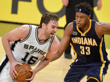 Pau Gasol penetra a canasta ante los Pacers Pau Gasol penetra a canasta ante los Pacers