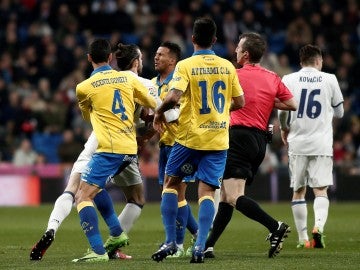 Bale y Viera se pelean en el Madrid-Las Palmas del Bernabéu