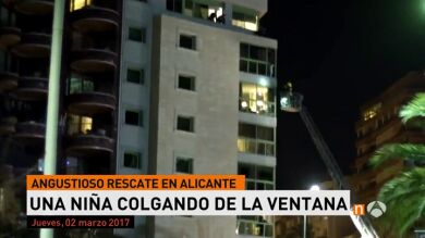 Los bomberos rescatan a una niña de cinco años colgada de la ventana de un séptimo piso en Alicante