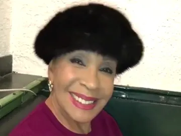 Shirley Bassey envía un emotivo vídeo de agradecimiento a Lorena Gómez por su imitación Shirley Bassey envía un emotivo vídeo de agradecimiento a Lorena Gómez por su imitación