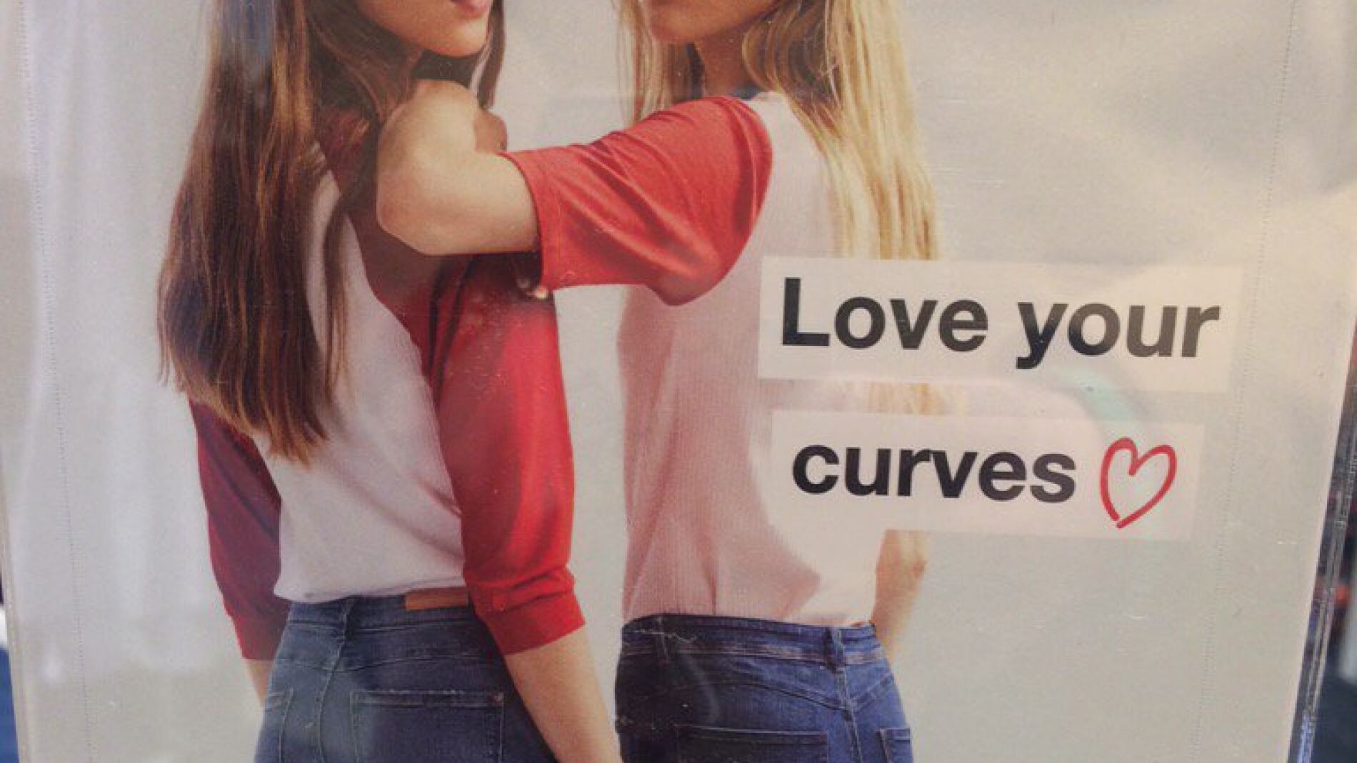 'Love your curves', la campa&ntilde;a de Zara en la que intenta animar a las mujeres a amar sus curvas con dos modelos delgadas