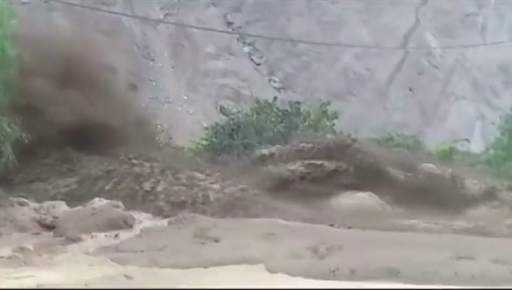 Frame 7.831688 de: Deslizamiento de tierra sobre una carretera en los Andes como consecuencia de las lluvias