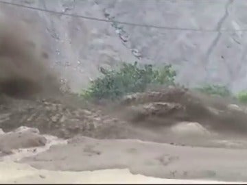 Frame 7.831688 de: Deslizamiento de tierra sobre una carretera en los Andes como consecuencia de las lluvias