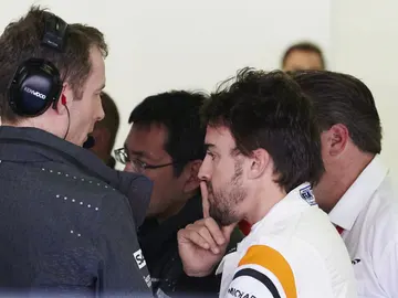 Fernando Alonso conversa con sus mecánicos en Montmeló Fernando Alonso conversa con sus mecánicos en Montmeló