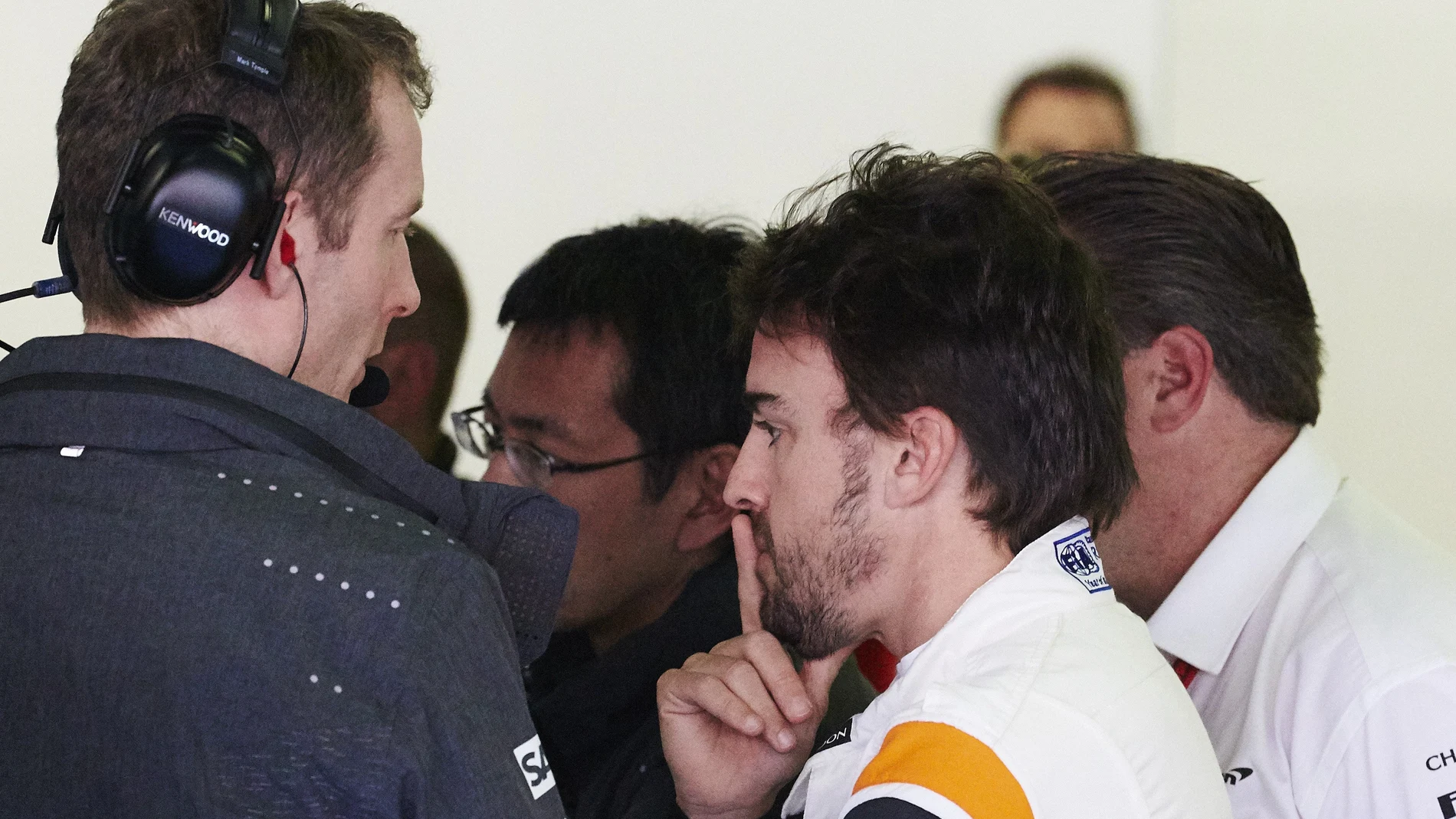 Fernando Alonso conversa con sus mecánicos en Montmeló