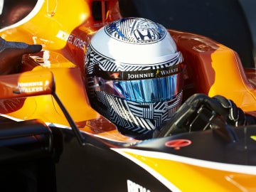 Fernando Alonso, en el cockpit del MCL32