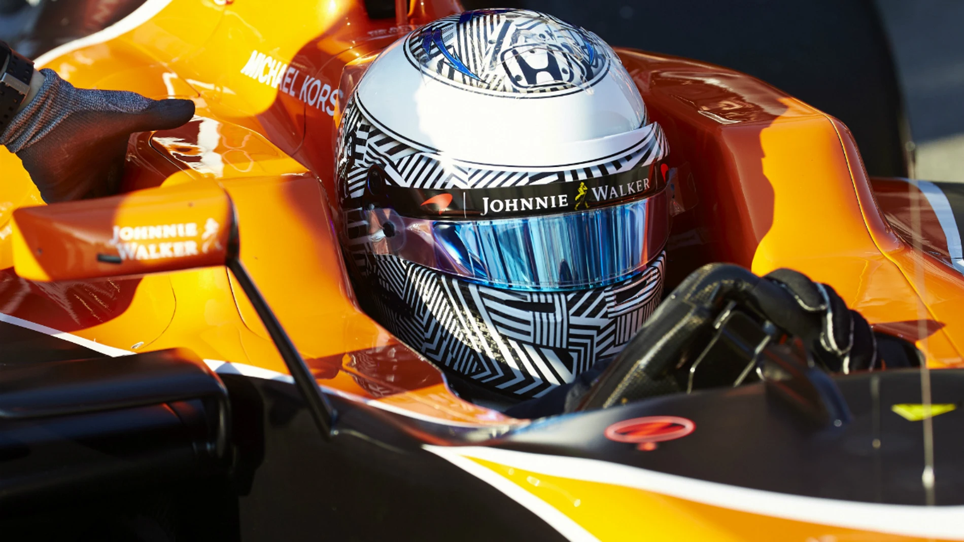 Fernando Alonso, en el cockpit del MCL32