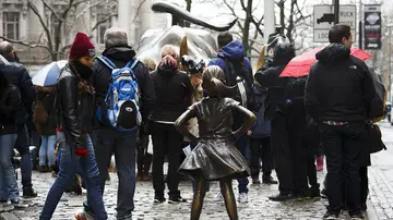 La figura de la niña de bronce vista de espaldas La figura de la niña de bronce vista de espaldas