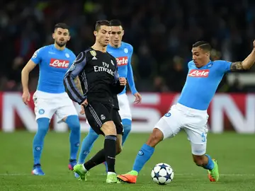 Cristiano Ronaldo rodeado de jugadores del Nápoles Cristiano Ronaldo rodeado de jugadores del Nápoles