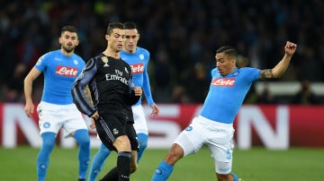 Cristiano Ronaldo rodeado de jugadores del Nápoles