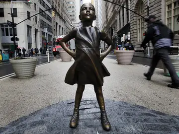 Figura de bronce de una niña junto al toro de Wall Street Figura de bronce de una niña junto al toro de Wall Street