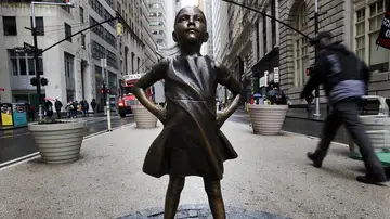 Figura de bronce de una niña junto al toro de Wall Street Figura de bronce de una niña junto al toro de Wall Street