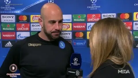Pepe Reina atiende a Susana Guasch Pepe Reina atiende a Susana Guasch