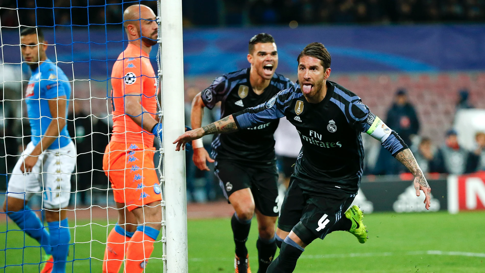 Sergio Ramos celebra su gol al Nápoles