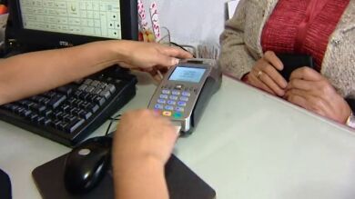 Un informe del Banco de España revela que los españoles usan más las tarjetas de crédito que el dinero en metálico