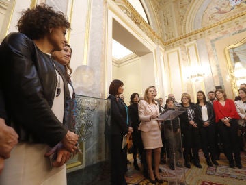 Diputadas del PP, el PSOE y C's han celebrado en el Congreso el Día de la Mujer con un homenaje a Clara Campoamor