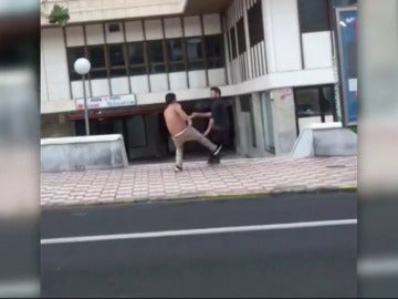 Frame 50.090056 de: Un hombre agrede brutalmente a otro en una calle de Las Palmas de Gran Canaria