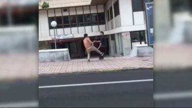 Un hombre agrede brutalmente a otro en una calle de Las Palmas de Gran Canaria