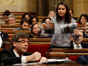 Inés Arrimadas interpela al presidente de la Generalitat Carles Puigdemont Inés Arrimadas interpela al presidente de la Generalitat Carles Puigdemont