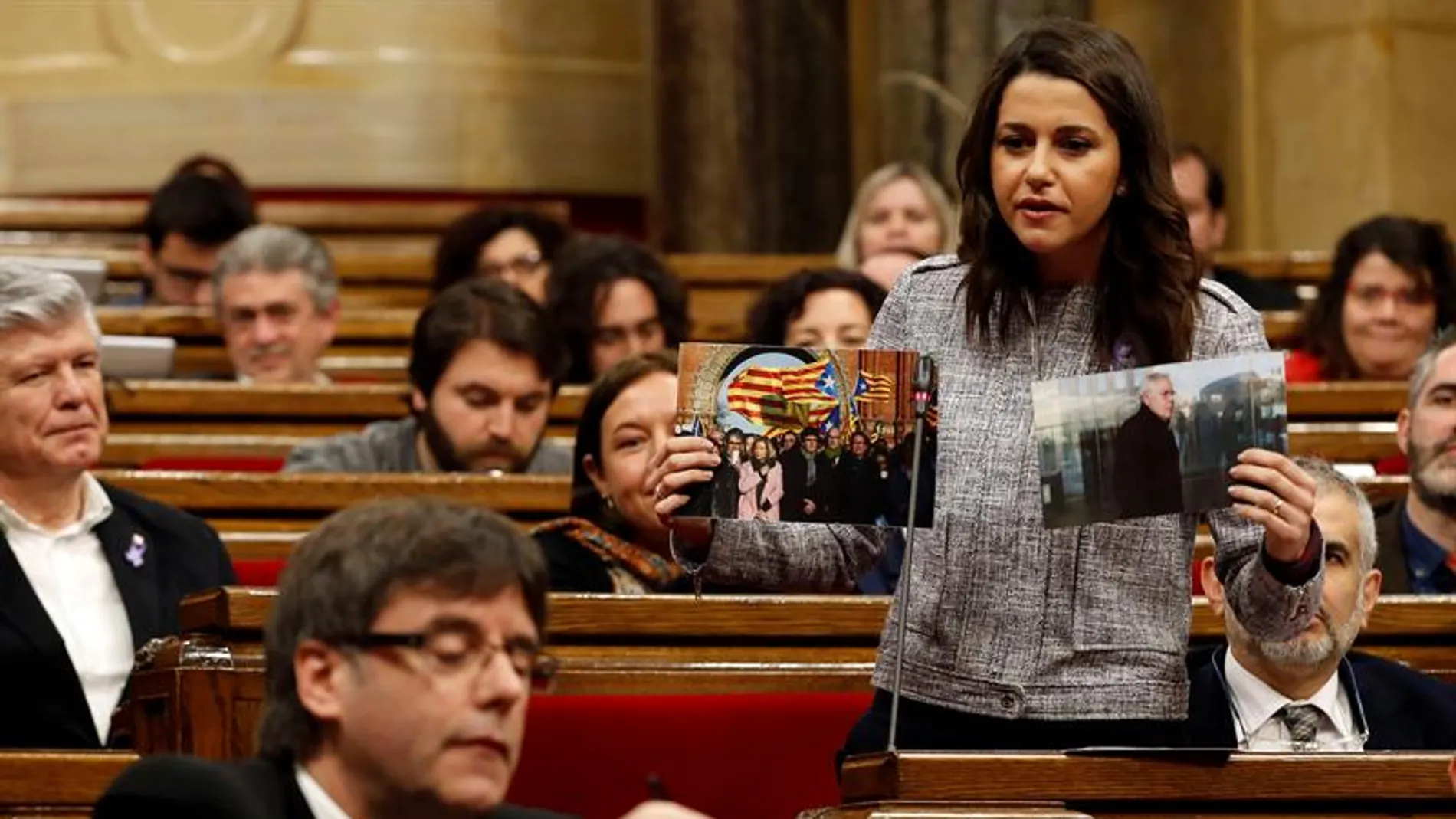 Inés Arrimadas interpela al presidente de la Generalitat Carles Puigdemont Inés Arrimadas interpela al presidente de la Generalitat Carles Puigdemont