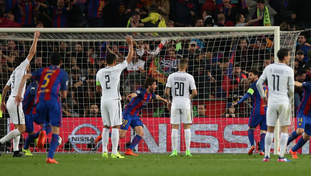 Sergi Roberto celebra el gol que clasifica al Barcelona en cuartos de la Champions League