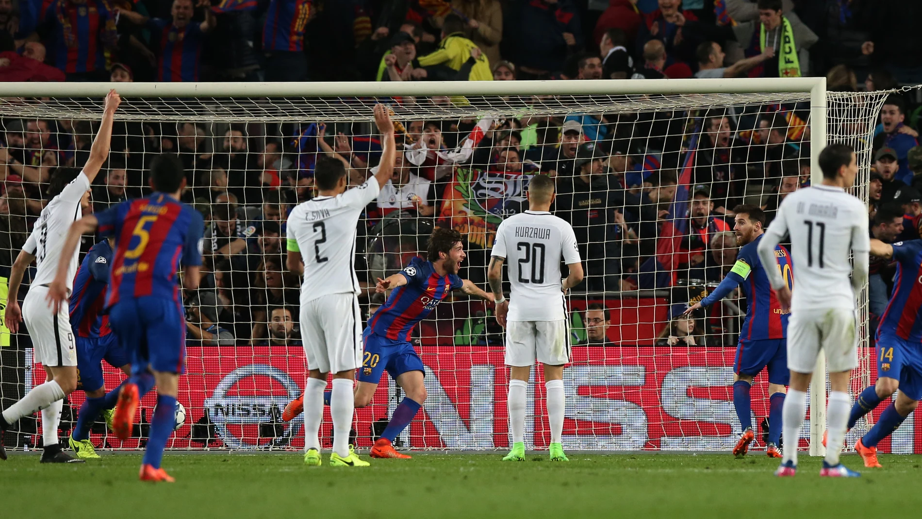 Sergi Roberto celebra el gol que clasifica al Barcelona en cuartos de la Champions League