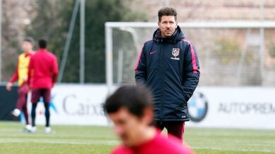 Gameiro se retiró del entrenamiento por unas molestias; Gaitán apunta a titular frente al Granada
