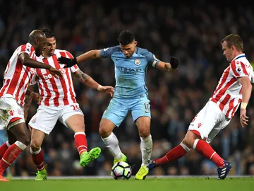 Kun Agüero entre varios jugadores del Stoke City Kun Agüero entre varios jugadores del Stoke City